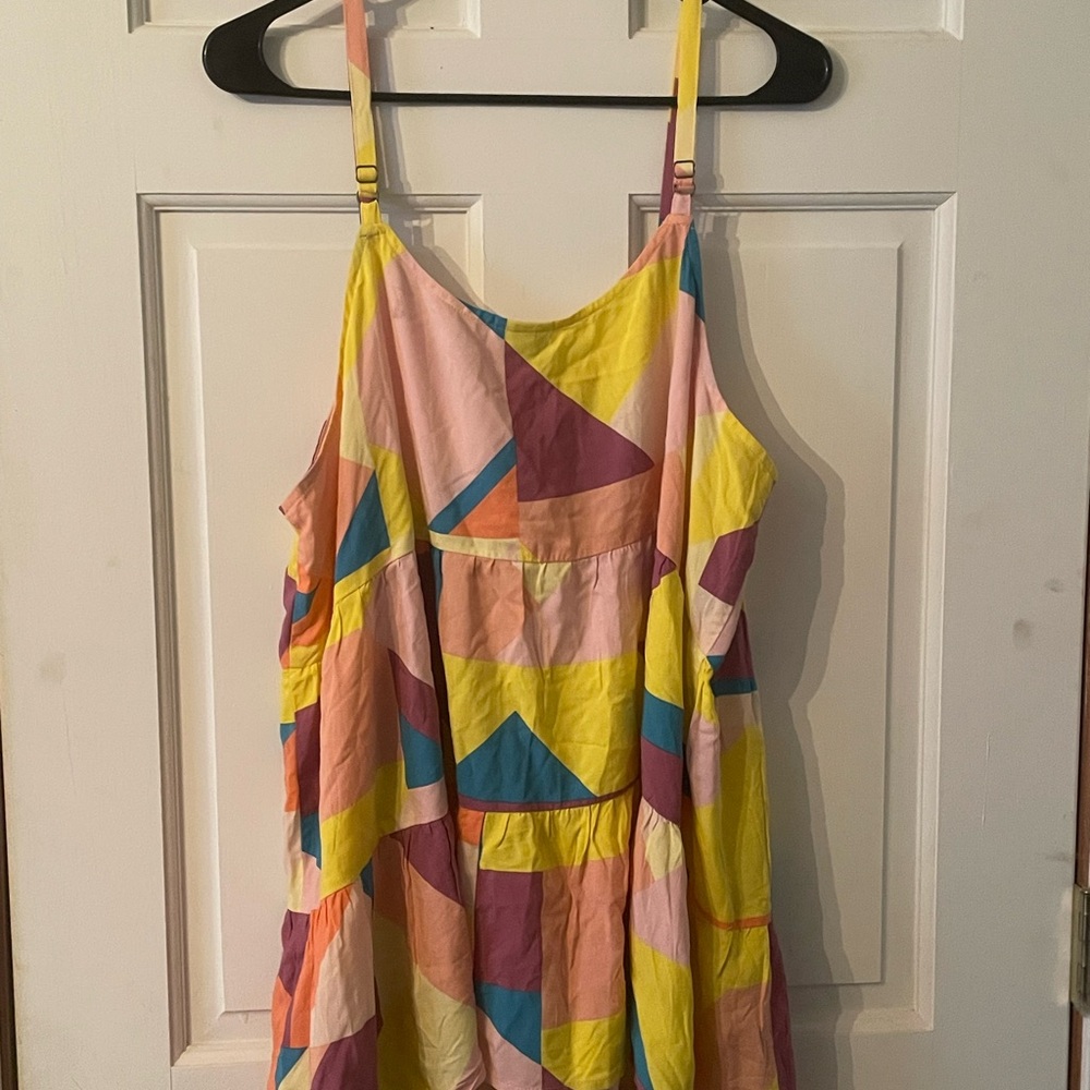 NWT. Torrid Challis Tiered Tie Front Cami Geo
Print